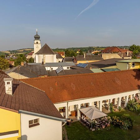 Weingut Bohrn Himmelbett Hotel Herrnbaumgarten Bagian luar foto