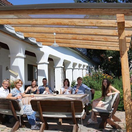 Weingut Bohrn Himmelbett Hotel Herrnbaumgarten Bagian luar foto