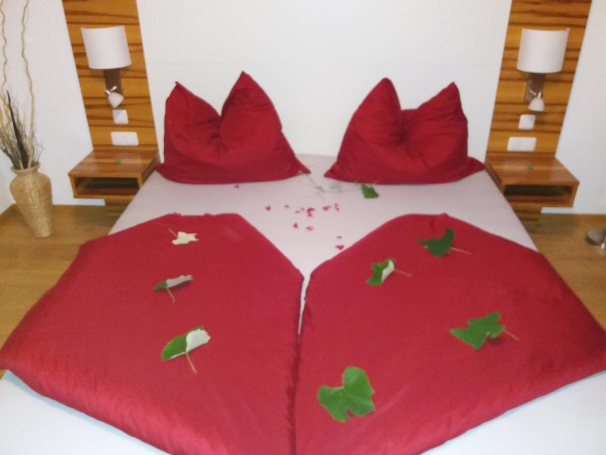 Weingut Bohrn Himmelbett Hotel Herrnbaumgarten Bagian luar foto